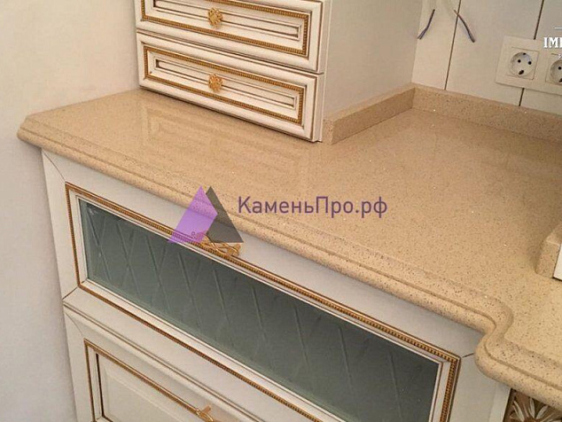 Прямая столешница с фигурной кромкой для кухни из акрила Staron Magnolia VM143