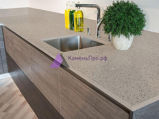 Угловая столешница с бортиком из кварца Technistone Crystal Royal