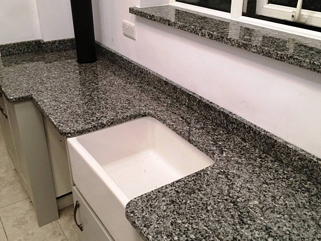 Серый подоконник из искусственного камня Corian Platinum