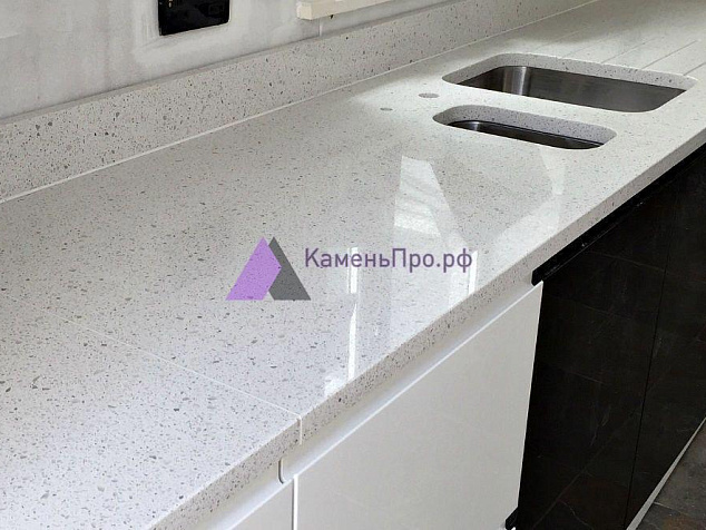 Прямая столешница с двумя мойками из кварца Caesarstone Nougat 6600